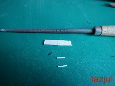 les deux parties du croisillon en tige plastique, le gabarit et la lime