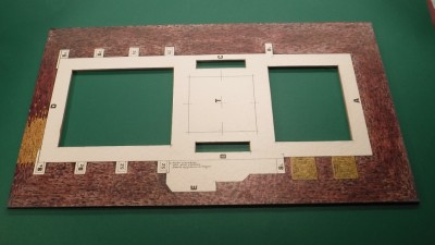 La plaque de base complètement séchée est maintenant découpée, les bords colorés et "scellés" avec de la colle.