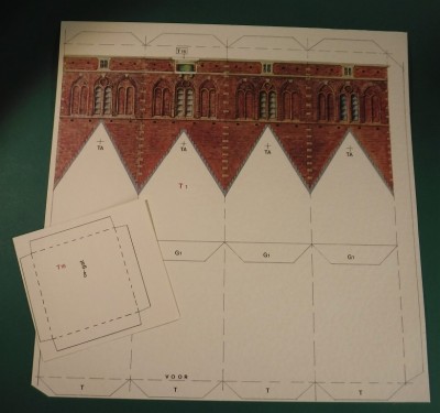 Passons maintenant à la tour. Le cadre T18 est installé dans la tour à l'aide de lignes auxiliaires.Je renforce le cadre avec du carton de 2 mm.