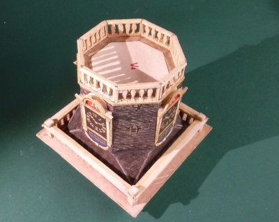 ... et collez la balustrade sur la crosse de l'horloge...