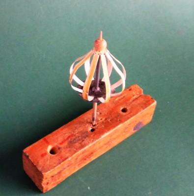 ... et par-dessus une perle en bois de 6 mm.<br /><br />Sincèrement<br />Kurt