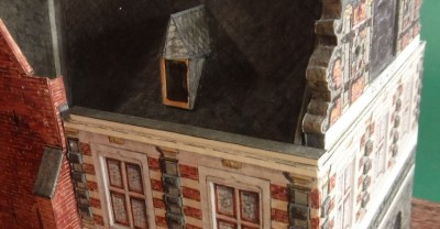 ... Je renforce les bandes grises avec du carton Finn 1,5 mm et les colle sous le toit...