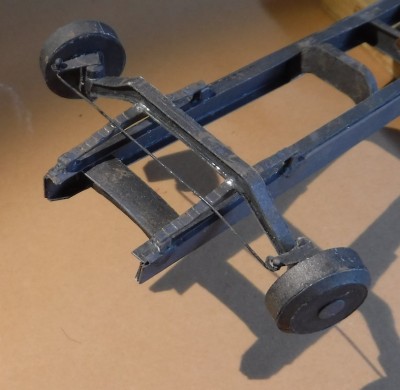 ...puis collez la suspension de roue avant sous les ressorts à lames...