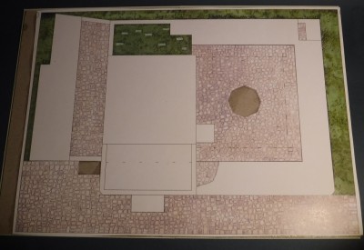 Ich starte mit der Verstärkung der großen Grundplatte ( 30 x 41 cm ) . Dazu verwende ich zweimal 1 mm Graukarton , die Zwei Brunnen schneide ich heraus ...