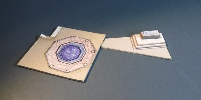 ... und erhöhe das Brunnenpodest um 1,5 mm . Beim Wasserbecken werden die 2D Stufen mit 1mm Karton erhaben gestaltet .