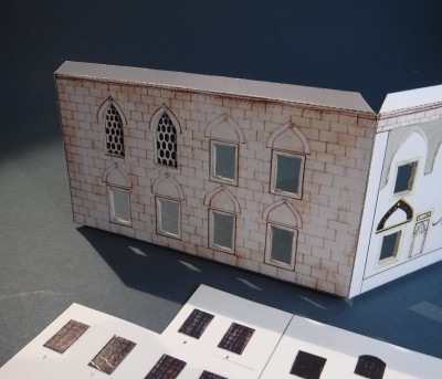 ...Karton hinter klebt , Fensteröffnungen ausgeschnitten und Fenster von hinten einsetzen .<br /><br />Mit freundlichem Gruß<br /><br />Kurt