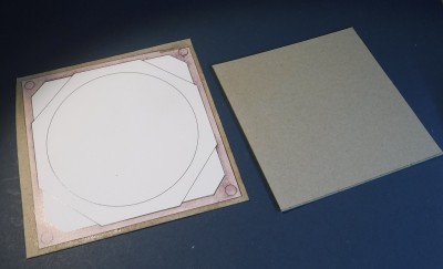 Je renforce le plafond avec du carton gris de 0,5 mm, plus un autre carton gris de 1 mm...