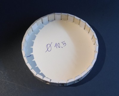 ... pour obtenir un arrondi uniforme j'ai placé un disque de 1,5 mm d'épaisseur et de 10,5 cm de diamètre à l'intérieur des languettes inférieures...