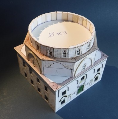 ... toujours la partie ronde ne correspond pas exactement au marquage. Mais avec la coloration du bord, l'écart est limité<br /><br />Sincèrement<br />Kurt