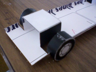 act5.jpg (64.69 Kio) Vu 9181 fois Collez la roue au support du châssis. VEILLEZ à ce que les roues sont EN LIGNE avec le support (comme la roue de l'autre côté). Encollez la carrosserie dans le châssis.