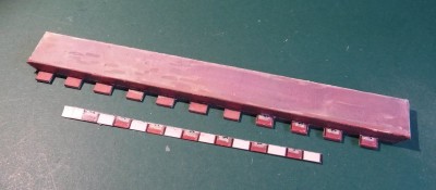 DSCF0018.JPG (134.36 Kio) Vu 2413 fois ... mur avec le carton Finn 3mm collé derrière, créneaux mis en place et les créneaux collés pour l'arrière.