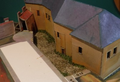 DSCF0113 (2).JPG (179.02 Kio) Vu 2345 fois ...avant d'assembler le bâtiment, la végétalisation est réalisée sur l'escalier...