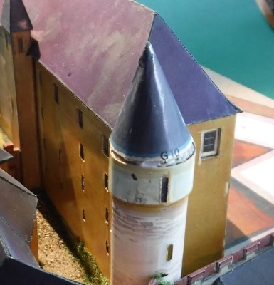 DSCF0134.JPG (157.59 Kio) Vu 2245 fois ... collez d'abord le cône dessus...