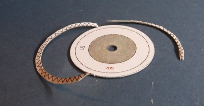 ... coupez à nouveau les languettes adhésives...