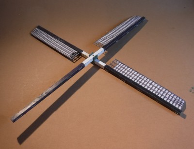 ... et sont collées les unes après les autres, laissant chaque partie sécher complètement.<br /><br />Cordialement<br />Kurt